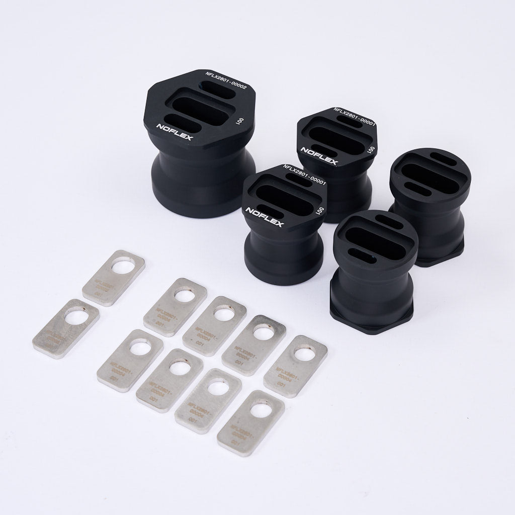 Satz von vier schwarzen 55Parts NoFlex Differential Lagerbuchsen und acht Metallplatten für BMW F8x/G8x M2, M3, M4 Diff Aufhängung, dargestellt auf weißem Hintergrund.