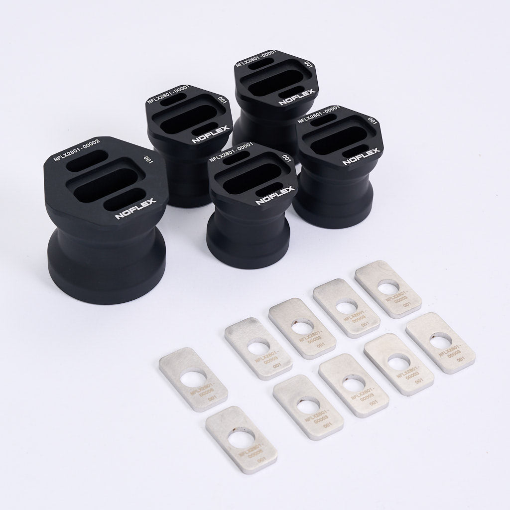 Vier schwarze 55Parts NoFlex Bearings Differential Lager Adapter und zehn rechteckige Metallplatten mit Löchern, für BMW F8x/G8x M2, M3, M4 Diff Aufhängung (mit Höherlegung), werden auf weißem Hintergrund dargestellt.