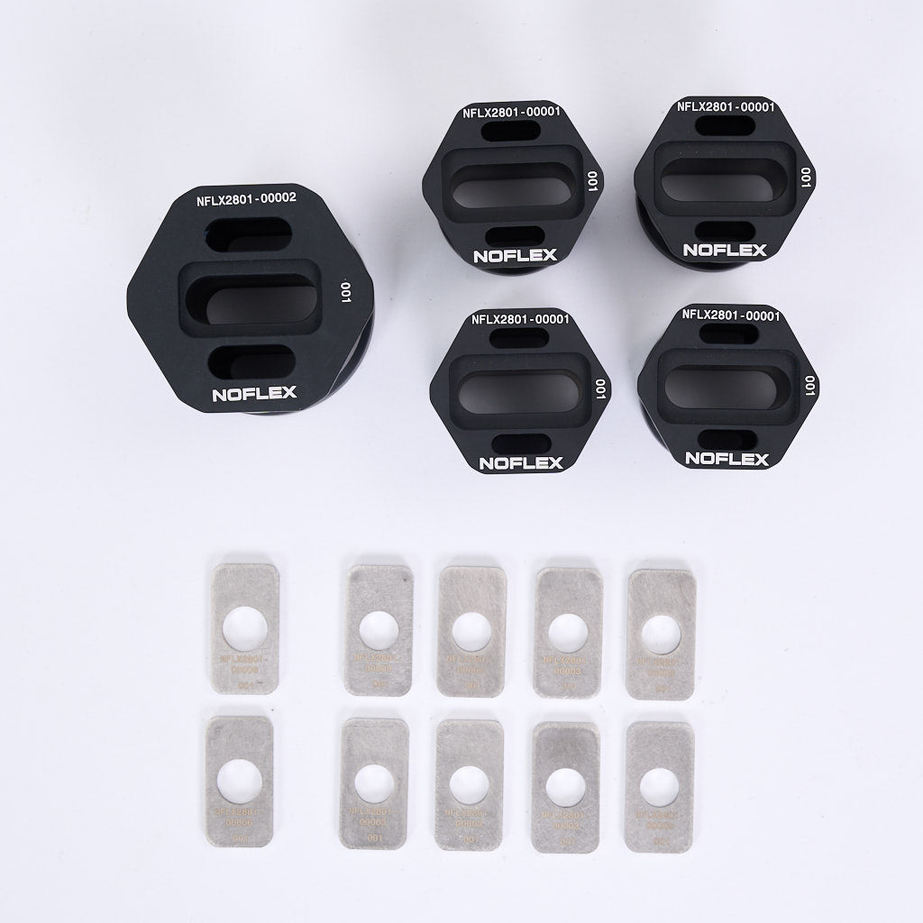 Vier schwarze 55Parts NoFlex Lager und zehn rechteckige Metallplatten mit Löchern, für Differential Lager (mit Höherlegung) Diff Aufhängung, kompatibel mit BMW F8x/G8x M2, M3, M4, sind auf einem weißen Hintergrund dargestellt.