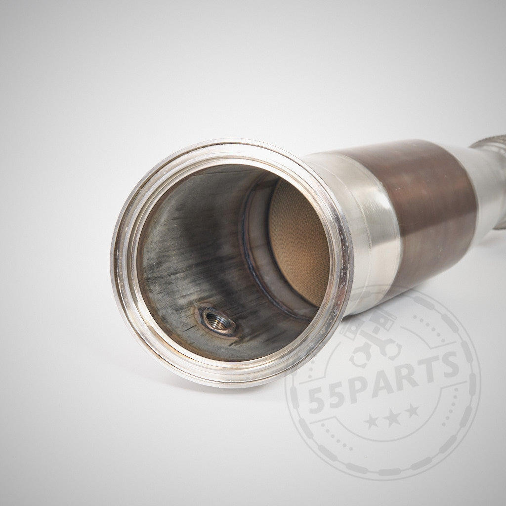 Nahaufnahme einer 55Parts &amp; MH Pipes Special High Flow Downpipe (mit Euro 6 200 Zeller), passend für BMW M140i, M240i, M340i, 440i, 540i, 640i, 740i, 840i, X3, X4, Z4 und Supra B58(TU) F-/G-Serie.