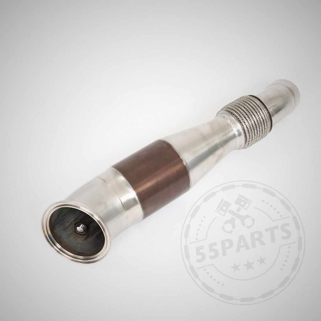 Die 55Parts Special: High Flow Downpipe (Euro 6 200 Zeller) von 55Parts &amp; MH Pipes zeichnet sich durch ein flexibles Profil und einen optimierten Durchfluss aus und passt für BMW M140i-M340i, 440i-840i, X3/X4/Z4 und Supra B58(TU), abgebildet auf hellem Hintergrund.