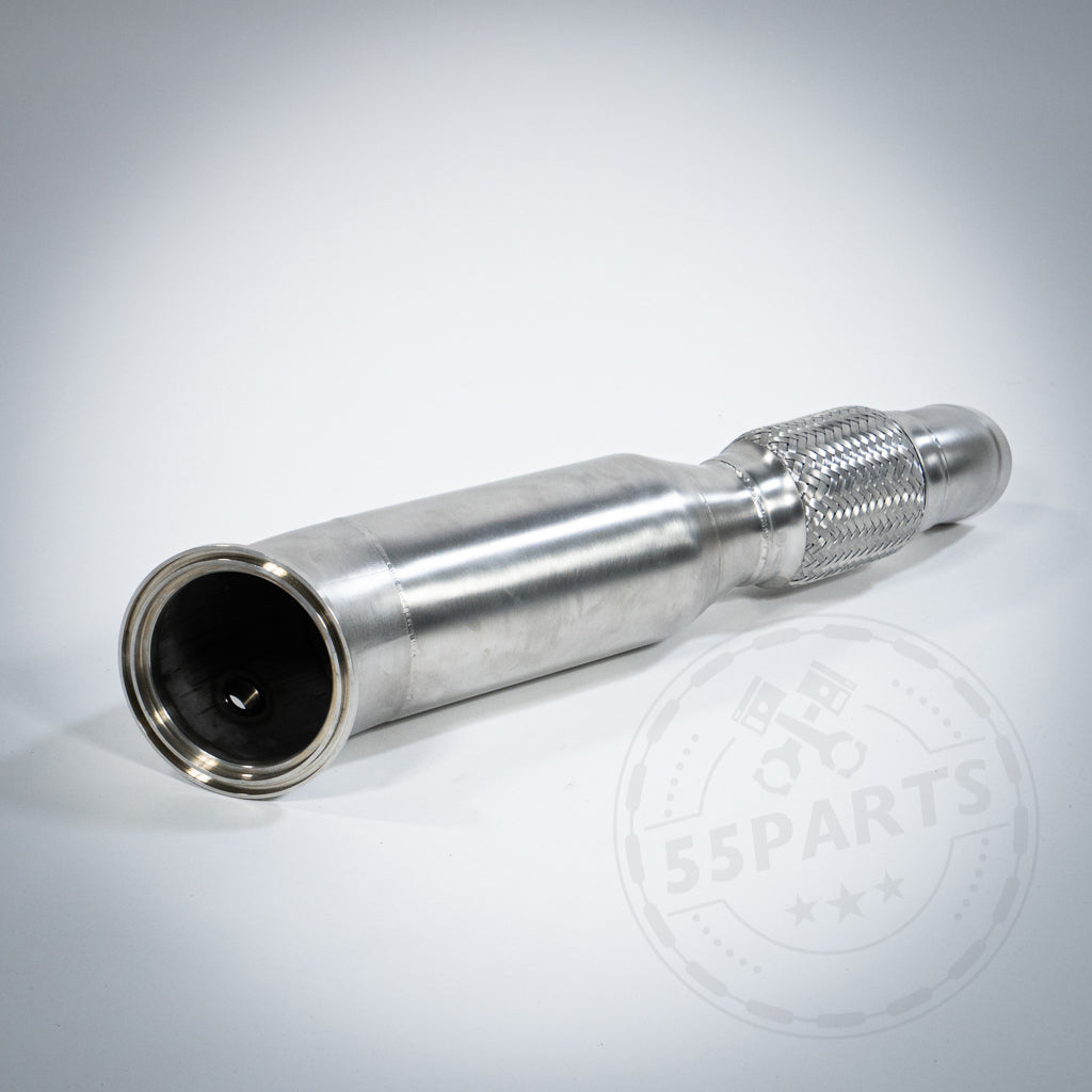 Die 55Parts Special High Flow Downpipe (Euro 6 200 Zeller) von 55Parts &amp; MH Pipes, entwickelt für BMW M140i-840i, X3, X4, Z4 und Supra B58(TU), ist auf einem hellen Hintergrund mit einem geriffelten Griff für optimierte Strömungseinstellungen abgebildet.