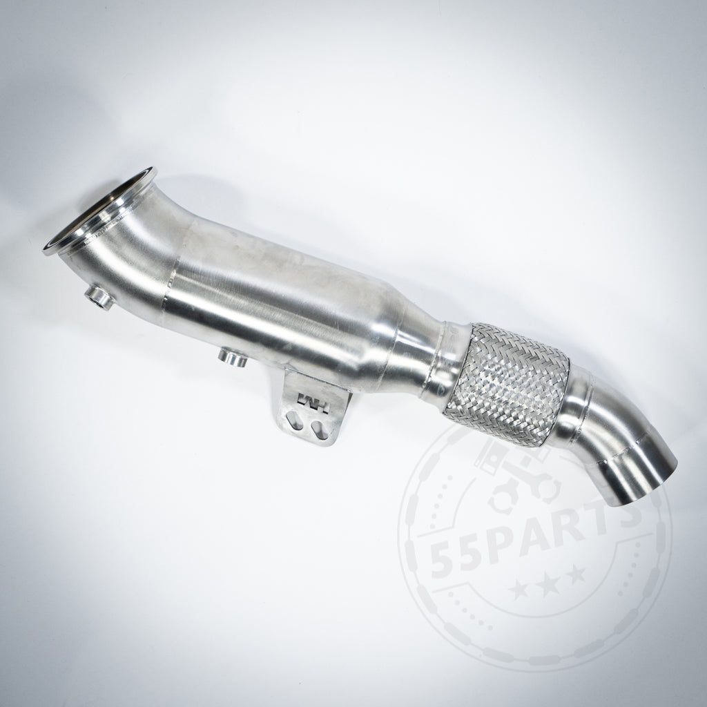 Die 55Parts Special High Flow Downpipe (mit Euro 6 200 Zeller) von 55Parts &amp; MH Pipes passt für BMW M140i, M240i, M340i, 440i, 540i, 640i, 740i, 840i, X3, X4, Z4 &amp; Supra B58(TU) F-/G-Serie; abgebildet auf weißem Grund.