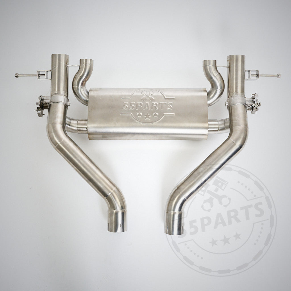 Unteransicht eines BMW G8x M2, M3 oder M4 mit S58-Motor, ausgestattet mit einer 55Parts Special 3" ECE-Abgasanlage. Sichtbare Aufhängungskomponenten und das 55Parts-Branding sind ebenfalls abgebildet.