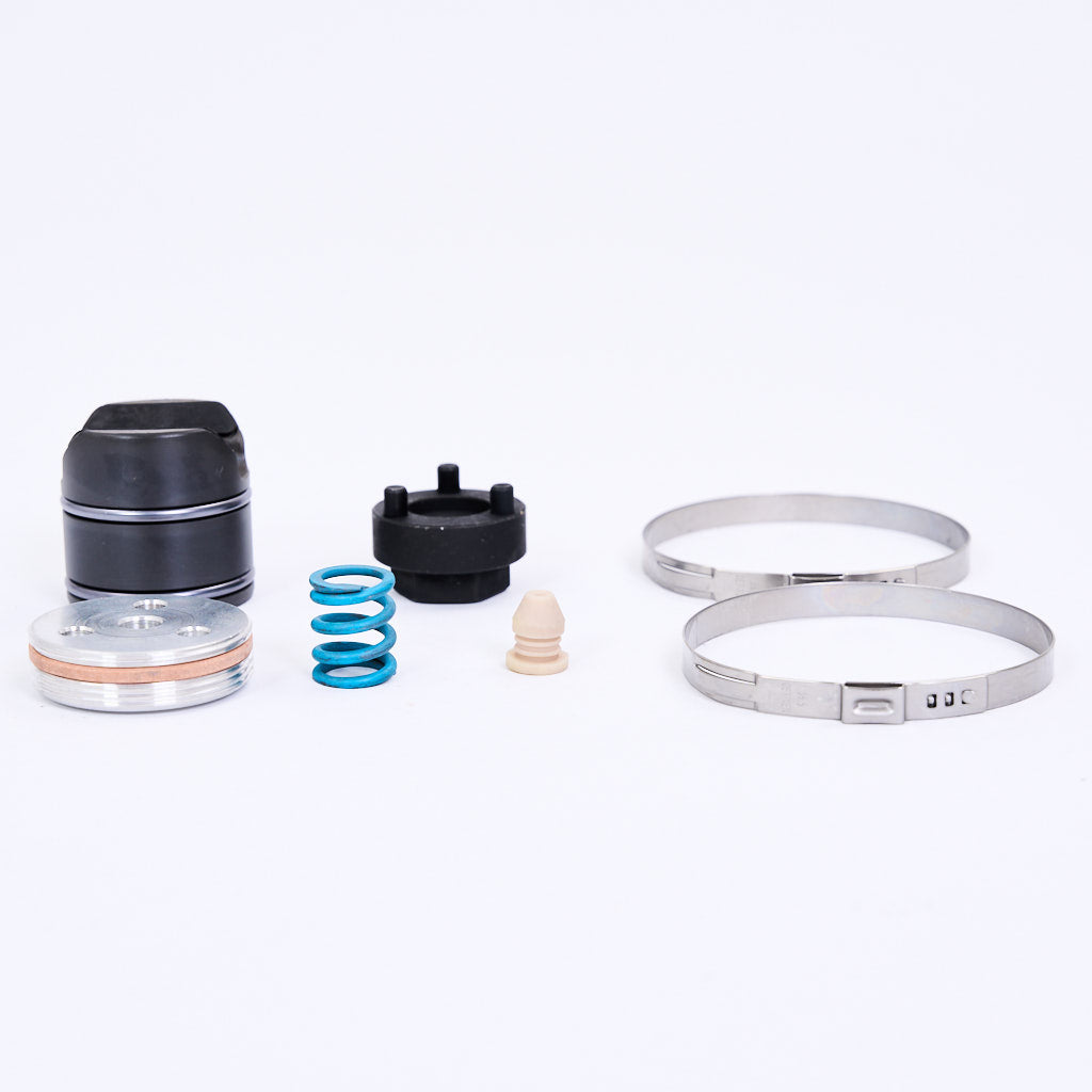 Das 55Parts Special EPS Druckstück Reparatursatz inkl. Spezialwerkzeug, passend für BMW 1er, 2er, 3er und 4er F-Serie Modelle, ist auf einem weißen Hintergrund mit verschiedenen Metallteilen und einer blauen Feder dargestellt.