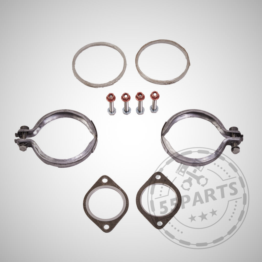 Das 55Parts Einbauset Downpipe passend für BMW 135i, 1er M Coupe, 335i(x) N54 beinhaltet zwei Schellen, vier Schrauben, zwei Dichtungen und zwei Ringe auf weißem Hintergrund.