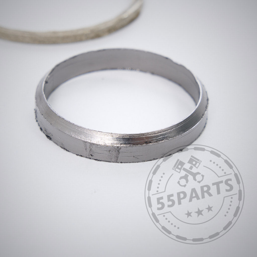 Ein silberner Ring auf weißer Oberfläche, inspiriert von der Präzision der 55Parts Einbauset Downpipe für BMW M2C, M3 und M4 mit S55 Motor.