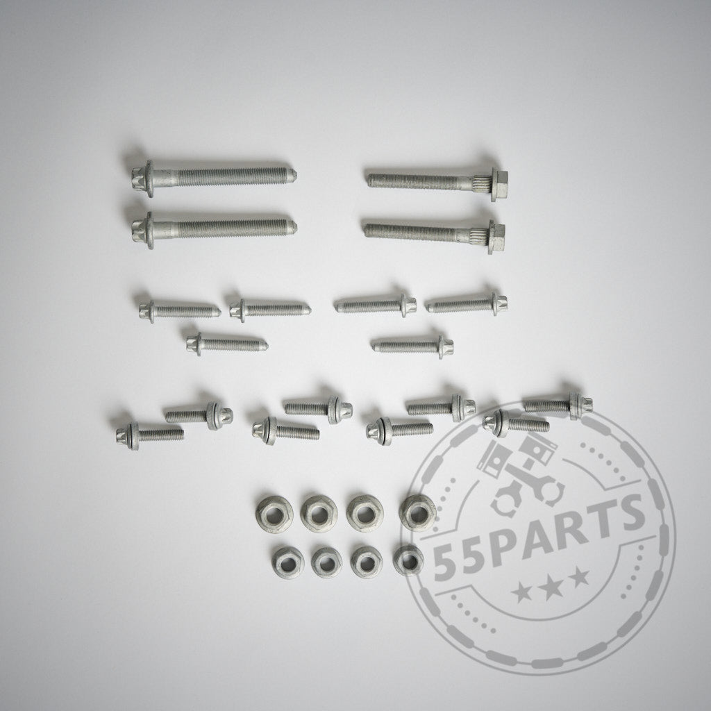 Ein Sortiment Einbauschrauben und -muttern für NoFlex Zugstreben und Querlenker, passend für BMW 1er–4er F-Serie (F2x, F3x) inkl. xDrive und alle Motoren, ist übersichtlich auf einer schlichten, hellen Oberfläche angeordnet.
