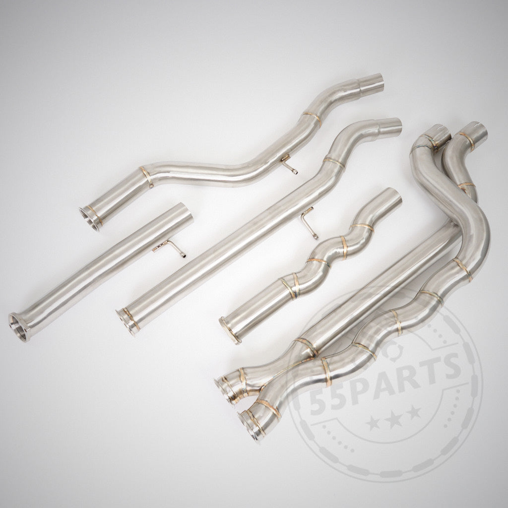 Das 55Parts Special Equal Length EL Midpipe Resonated mit Schalldämpfern, entwickelt für den BMW F87 M2 Competition (inkl. CS) mit S55-Motor, ist auf hellgrauem Hintergrund abgebildet.