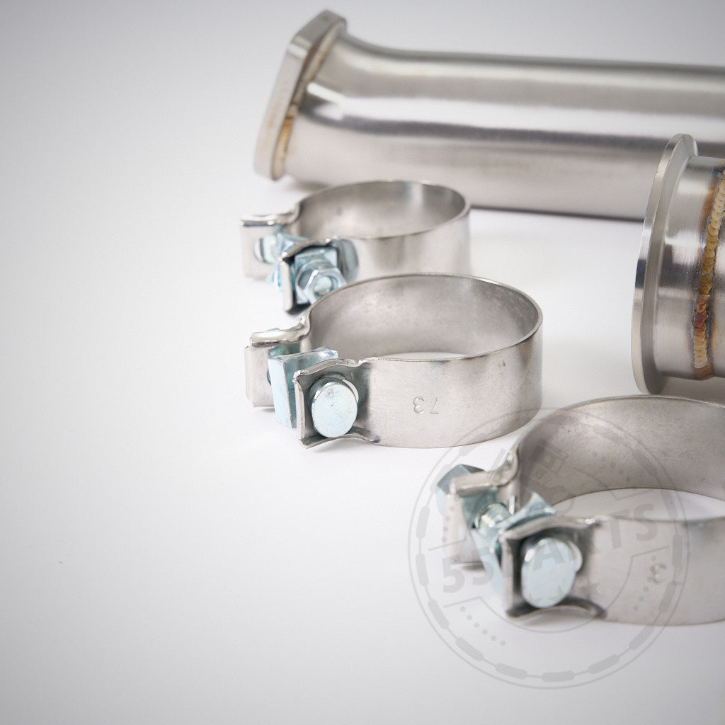 Drei 55Parts spezielle EL-Mittelrohre gleicher Länge mit Resonanzschalldämpfern, passend für BMW F87 M2 Competition (inkl. CS) mit S55-Motor, abgebildet auf einer weißen Oberfläche.