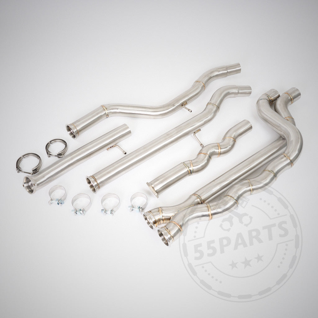 55Parts-Spezial: Gleichlanges EL-Mittelrohr mit Resonanzschalldämpfern passend für BMW F87 M2 Competition (inkl. CS) mit S55-Motor, Edelstahlrohren, optimierten Fallrohren und Klemmen auf einer hellen Oberfläche mit 55Parts-Wasserzeichen angeordnet.