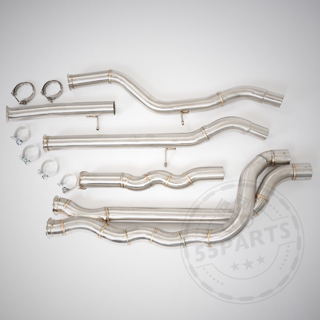 55Parts-Spezial: Gleichlanges EL-Mittelrohr mit Resonanzschalldämpfern passend für BMW F87 M2 Competition (inkl. CS) mit S55-Motor, Edelstahlrohren, optimierten Fallrohren und Klemmen auf einer hellen Oberfläche mit 55Parts-Wasserzeichen angeordnet.