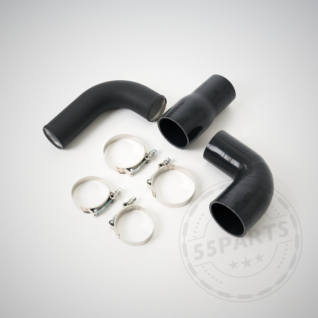 Zwei schwarze Silikonschläuche und vier Metallklemmen Ersatz Ladeluftverrohrung für 7,5" Race Ladeluftkühler (BMW 135i, 1er M Coupé, 335(x)i N54/N55 E-Serie) werden auf einer hellgrauen Oberfläche angezeigt, perfekt für die Aluminiumverrohrung.