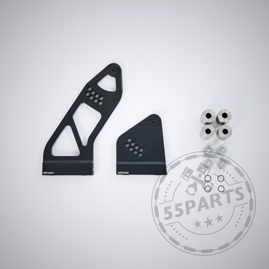 Zwei schwarze CNC-gefräste Haltefüße aus 6063 Aluminium, mattschwarz eloxiert, von 55Parts, mit kleinen Metallteilen und Schrauben für Spoiler und Heckflügel auf hellem Hintergrund.