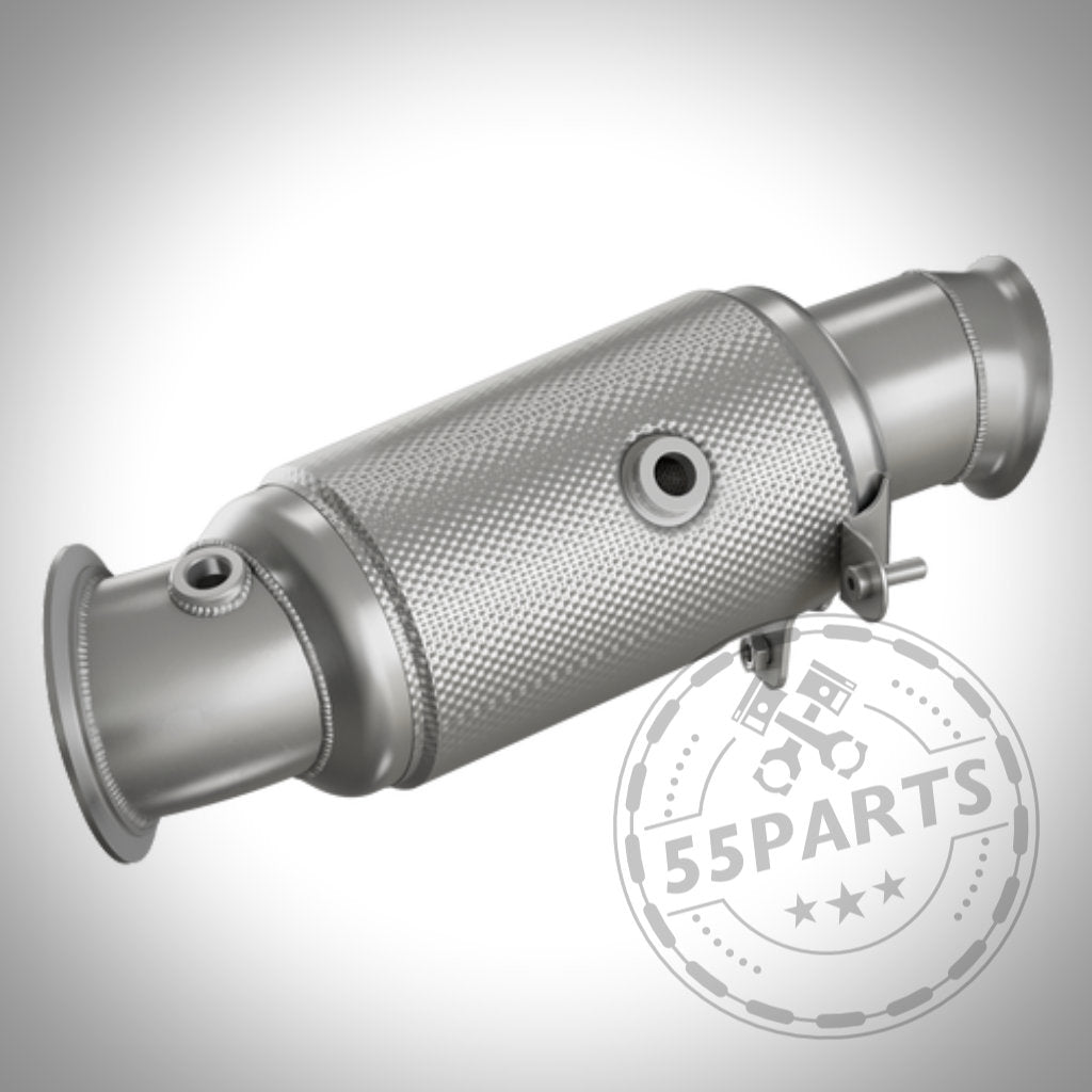 Die HJS ECE Downpipe mit 300 Zellen Sport-Kat. für BMW M135i, M235i, M2, 335i und 435i N55 F-Serie EWG/PWG ist mit einer strukturierten Oberfläche auf weißem Grund mit 55PARTS-Wasserzeichen dargestellt.