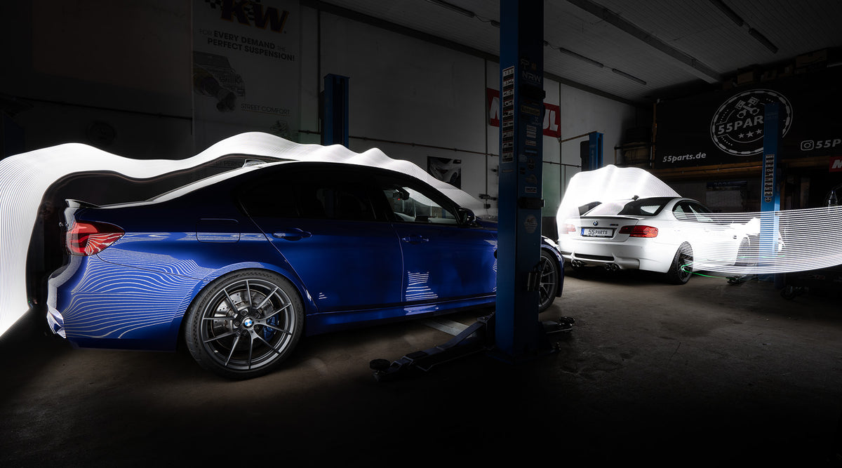 Zwei Autos in einer dunklen Garage, um die weiße Lichtspuren wellenförmige Muster malen und so eine elektrisierende Atmosphäre schaffen.