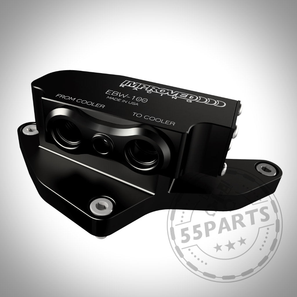 Black Improved Racing Ölthermostat passend für BMW N52/N53/N54/N55/S55, bedruckt mit IMPROVED und EBW-100 sowie den Ports FROM COOLER und TO COOLER – perfekt zur Öltemperaturüberwachung auf der Rennstrecke.