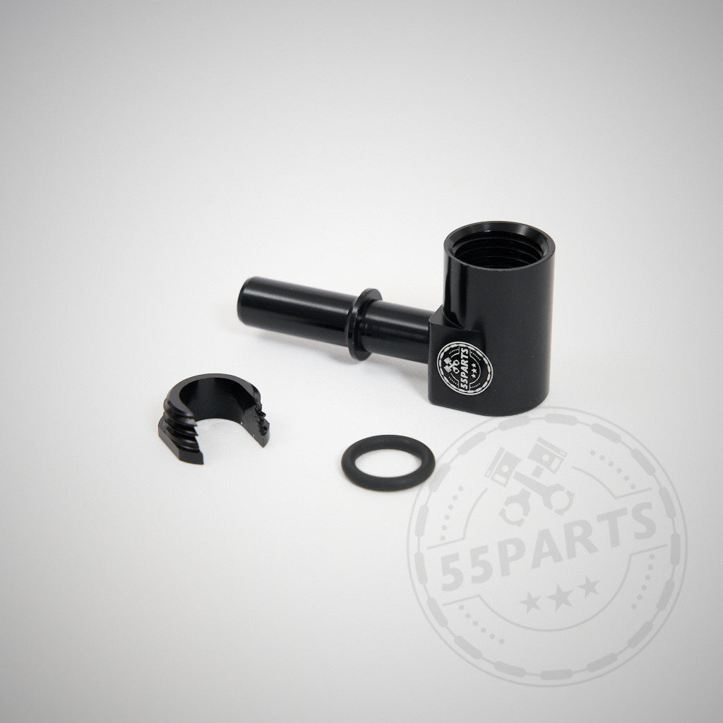 Ein schwarzer Metalladapter mit Unterlegscheibe und Clip, abgebildet auf einer hellen Oberfläche mit 55Parts-Logo. Der 55Parts Spezialadapter Benzinpumpe LPFP passt für verschiedene BMW-Modelle – ideal für schnellen Anschluss und zuverlässige Leistung.