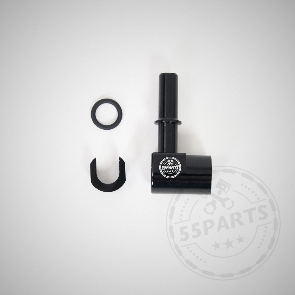 Ein schwarzer Metalladapter mit Unterlegscheibe und Clip, abgebildet auf einer hellen Oberfläche mit 55Parts-Logo. Der 55Parts Spezialadapter Benzinpumpe LPFP passt für verschiedene BMW-Modelle – ideal für schnellen Anschluss und zuverlässige Leistung.