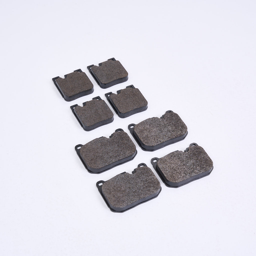 Vier Paare BMW M Performance Bremsbeläge, konzipiert für blaue 4-Kolben/2-Kolben Bremsanlagen (ohne Ceramic) an den F-Serien M135i/40i, M235i/40i, 335i/40i, 435i/40i, M2, M3 und M4, sind in zwei Spalten auf weißem Grund angeordnet.