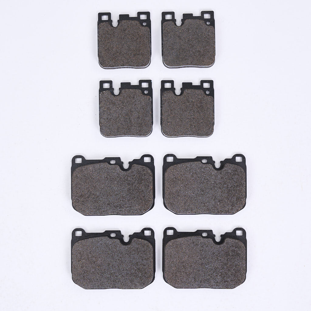 Vier Paare BMW M Performance Bremsbeläge, konzipiert für blaue 4-Kolben/2-Kolben Bremsanlagen (ohne Ceramic) an den F-Serien M135i/40i, M235i/40i, 335i/40i, 435i/40i, M2, M3 und M4, sind in zwei Spalten auf weißem Grund angeordnet.
