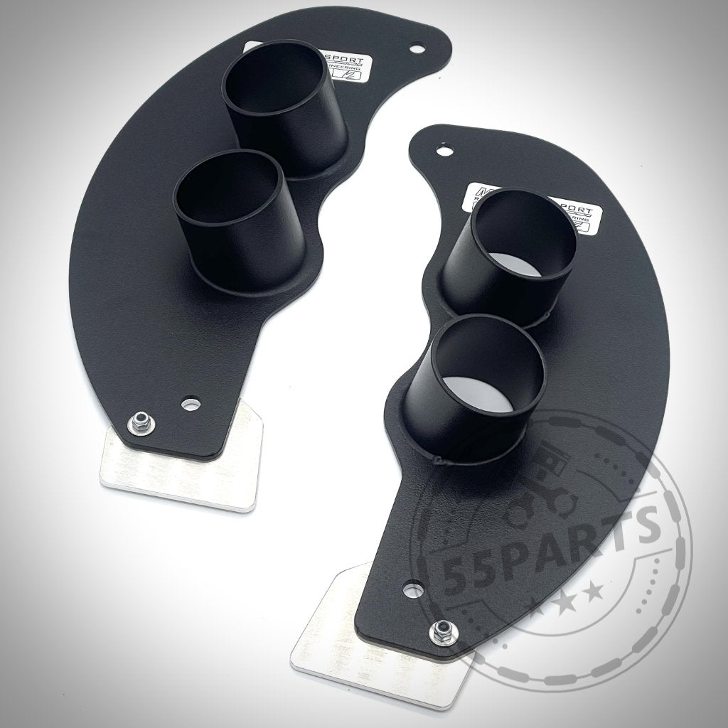Zwei schwarze, gebogene Luftkanalblenden mit Metallenden und zylindrischen Rohren von 55Parts, passend für BMW M2, M3, M4 (G80/G81/G82/G87) G8x S58 Modelle, abgebildet auf weißem Hintergrund (Bremsbelüftungsset).