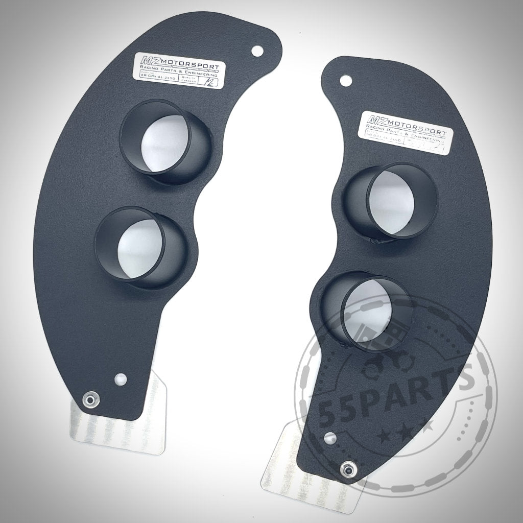 Zwei schwarze, gewölbte Metallteile mit silbernen Akzenten und Aufklebern, das 55Parts Exclusive Bremsbelüftungsset für BMW M2, M3, M4 (G80/G81/G82/G87 - G8x S58 Motor), werden auf weißem Hintergrund gezeigt.
