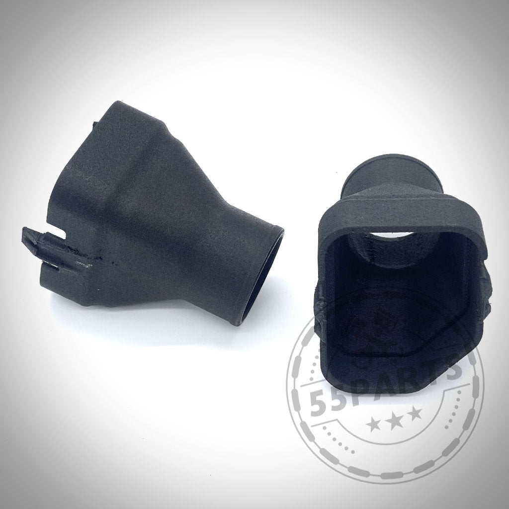 Zwei schwarze Kunststoffstecker aus dem 55Parts Exclusive Bremsbelüftungsset für BMW M2, M3, M4 (G80, G81, G82, G87 - G8x S58 Motor) sind auf weißem Hintergrund mit einem schwachen kreisförmigen Logo-Wasserzeichen dargestellt.