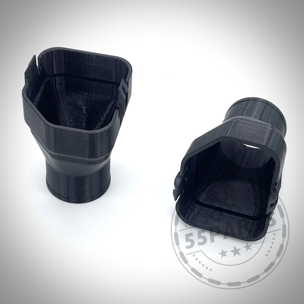 Zwei schwarze 3D-gedruckte 55Parts Exclusive Bremsbelüftungsset für BMW M2, M3, und M4 G8x S58 Motor auf einer weißen Fläche - einmal hochkant, einmal seitlich - perfekt für doppelte RAM-Air Belüftung auf der Rennstrecke.