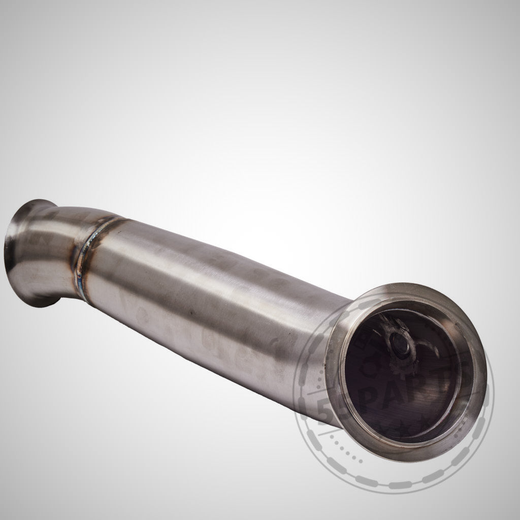 55Parts Catless Downpipe 4" (katlose) passend für BMW M135i, M235i, M2, 335i(x) N55 F-Serie (ab 07/2013), perfekt für FBO-Setups, auf einem schlichten hellen Hintergrund dargestellt.