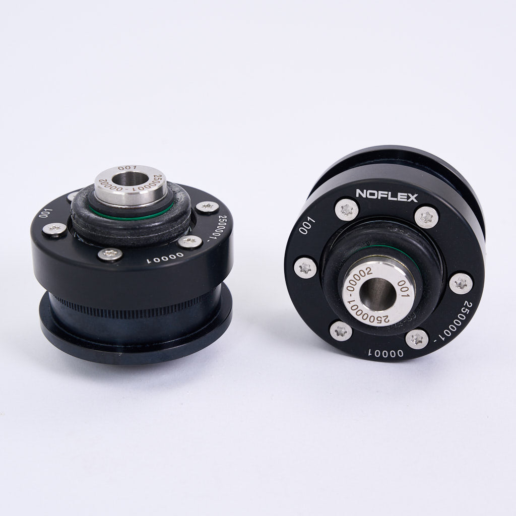 Zwei schwarze NoFlex Uniball Längslenkerlager von 55Parts, entwickelt für die MQB-Plattform (Golf 7, A3, Audi TT, Leon 5F), auf weißem Hintergrund.