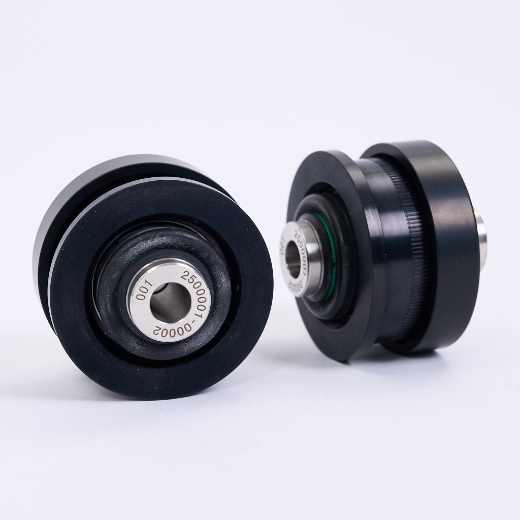 Zwei schwarze NoFlex-Lager von 55Parts mit silbernem Zentrum, ideal als Uniball Querlenkerlager hinten für die MQB-Plattform, passend für Golf 7, Audi A3, TT und Leon 5F - dargestellt auf weißem Hintergrund.
