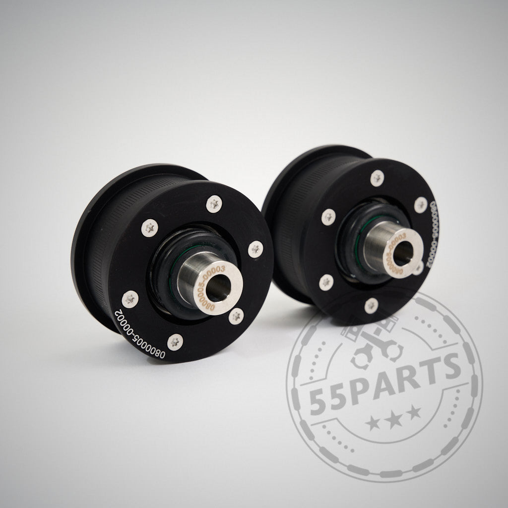 Zwei schwarze NoFlex Bearings Uniball Lager für vordere Längslenker (BMW 2er, 3er, 4er, Z4 G-Serie &amp; Toyota Supra GR) mit silbernen Schrauben, nebeneinander auf hellem Hintergrund mit dem 55Parts-Logo-Overlay.