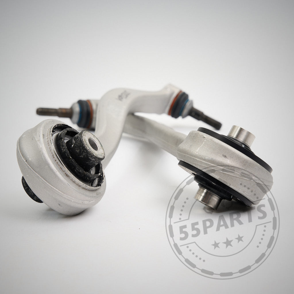 Zwei silberne OEM-Zugstreben mit NoFlex-Lagern passend für BMW F8x M2, M3, M4 mit S55-Motor auf hellem Hintergrund, mit dem 55Parts-Logo-Wasserzeichen in der Ecke.