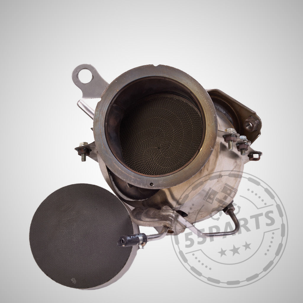 55Parts OEM Downpipe mit 300 Zeller für Toyota Yaris GR, mit abgenommener Abdeckung zur Ansicht der internen Wabenstruktur – ideal für FBO-Setups oder Einbau mit strömungsoptimierter Downpipe.
