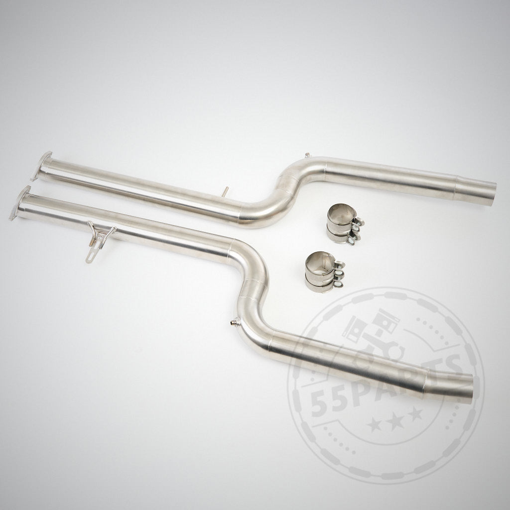 Zwei Edelstahl-OPF-Ersatzrohre &amp; MH Pipes, mit Schellen, passend für BMW G81, G82, G83, G87 M2/M3/M4 (Competition/Touring) mit S58-Motor – ideal für Turbomotoren und Abgasanlagen. Abbildung auf hellem Hintergrund.