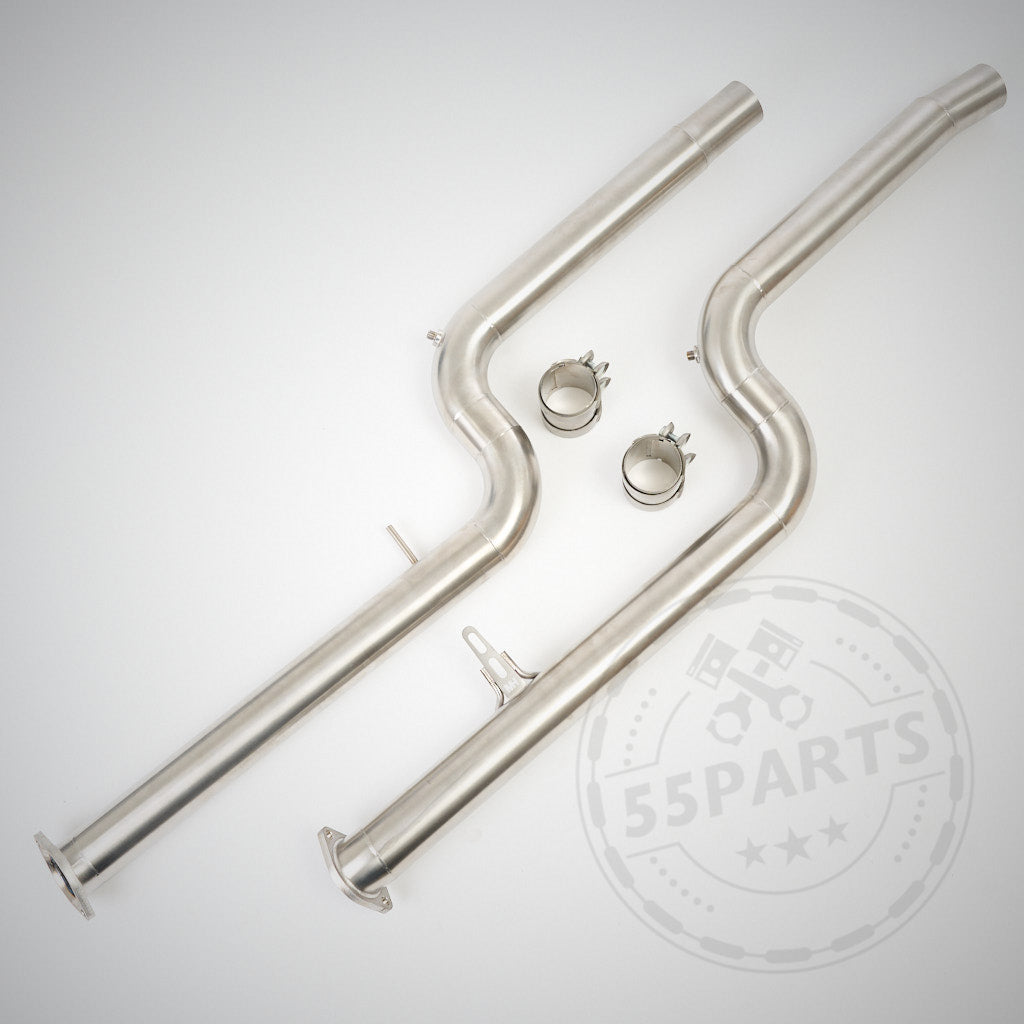 Zwei OPF-Ersatzrohre (OPF Delete) und Klemmen aus Edelstahl passend für BMW G8x M2, M3, M4 mit S58-Motor &amp; MH Pipes auf hellem Hintergrund, mit dem 55Parts-Logo-Wasserzeichen.