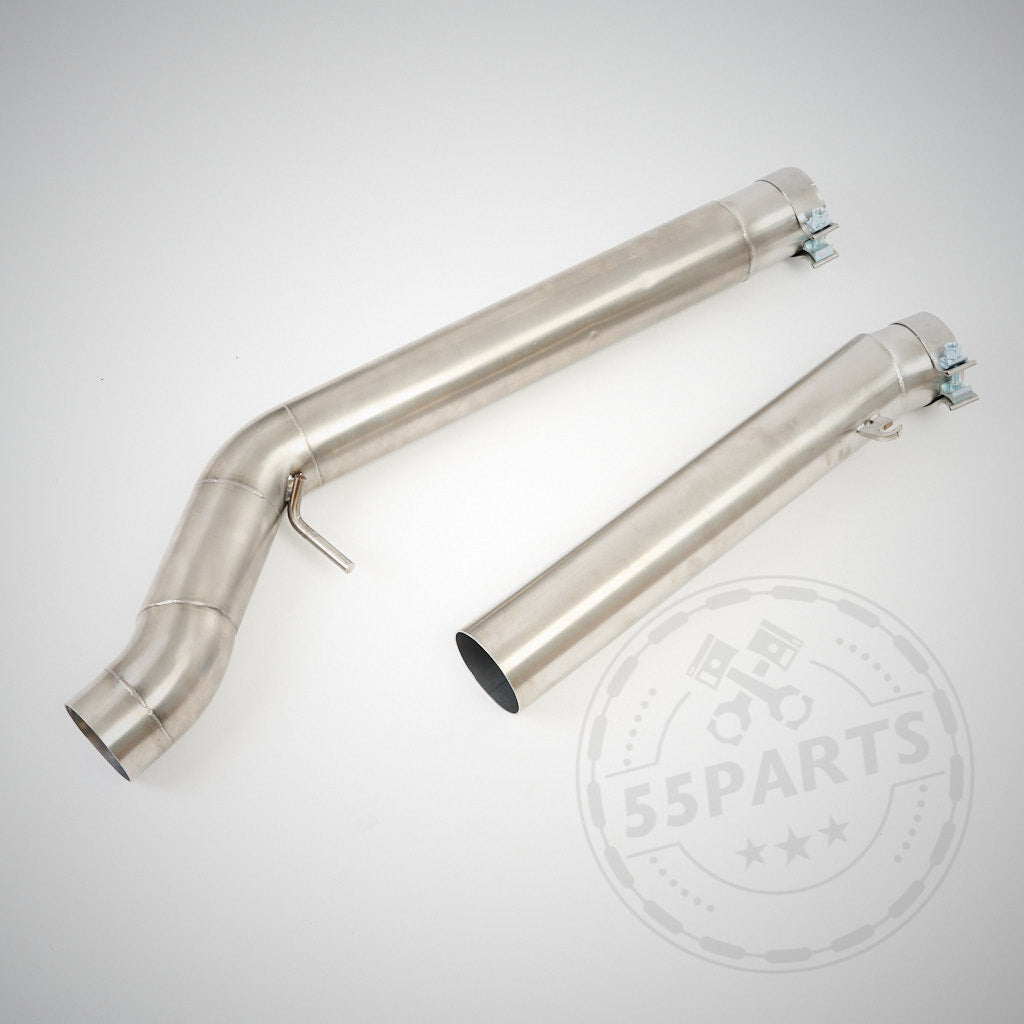 Zwei OPF-Ersatzrohre aus Edelstahl mit Schellen auf hellgrauem Hintergrund, perfekt passend für BMW M140I/M240I F2x (inkl. AWD, B58) zur Verbesserung der Abgasanlagen und zur Unterstützung der Leistungssteigerung.