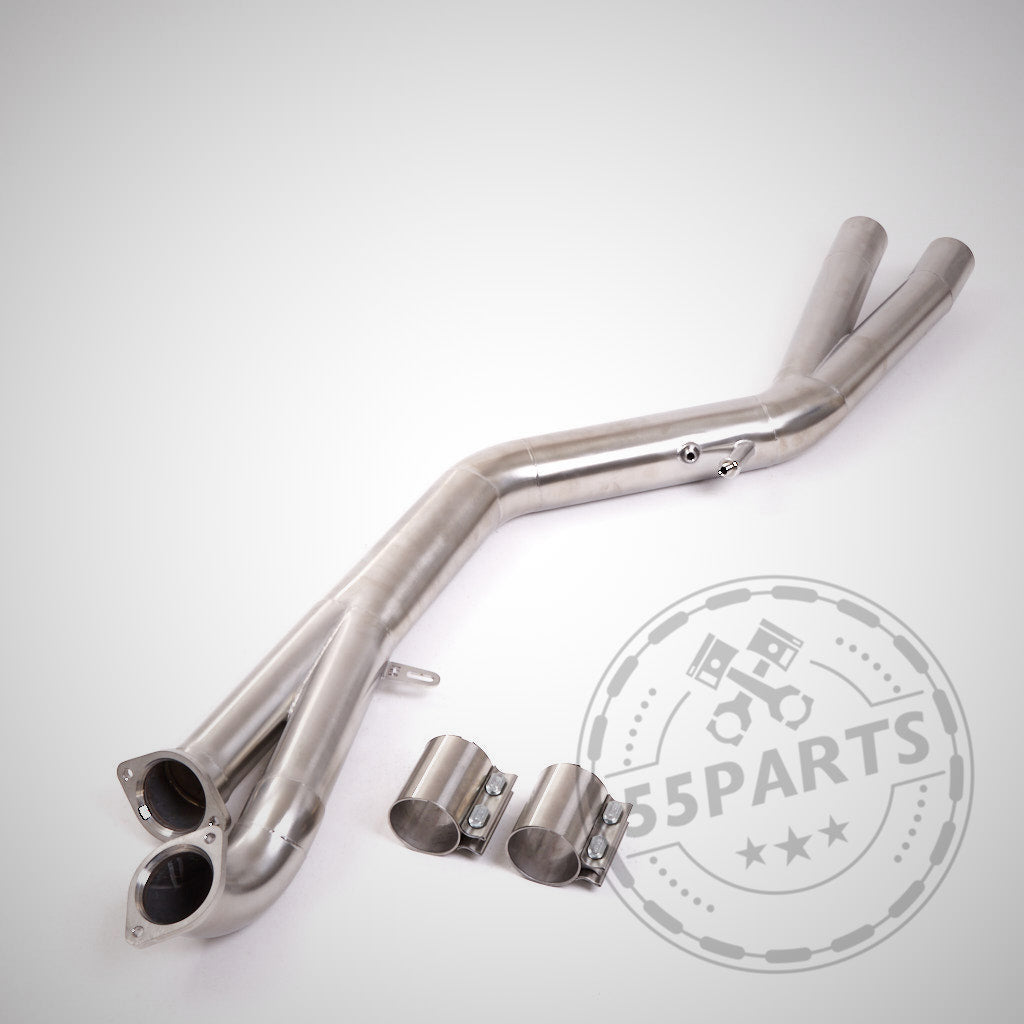 55Parts & MH Pipes OPF-Ersatzrohr, OPF-Löschrohr, einzelnes 3,5-Zoll-Mittelrohr für die BMW G8x-Serie (G81, G82, G83, G87 M2/M3/M4 Competition/Touring) mit S58-Motor auf weißem Hintergrund, mit strömungsoptimierten Fallrohren für verbesserten Durchfluss.
