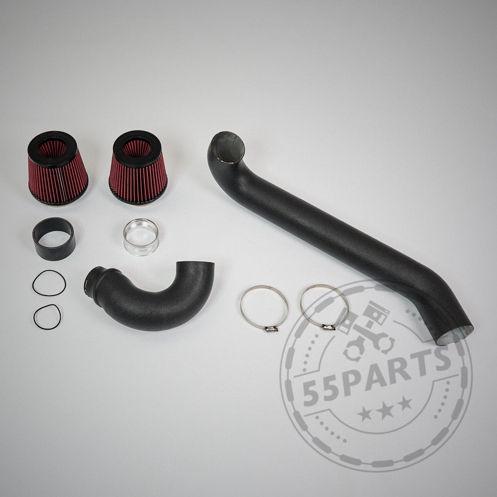 55Parts Offene Ansaugung Ansaugsystem Dual Cone Intake Kit für BMW G87 M2, G80/G81 M3, G82/G83 M4 S58 mit Filtern, Aluminiumrohren, Schellen &amp; O-Ringen auf hellem Hintergrund mit Teilegutachten Logo.