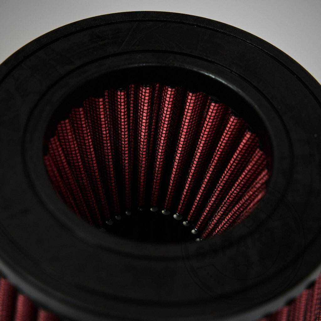 Nahaufnahme von 55Parts Offene Ansaugung Dual Cone Ansaugluftfilter mit roten Falten und schwarzen Gummienden, passend für BMW G87 M2, G80/G81 M3, G82/G83 M4 S58 Motoren, INKL. TEILEGUTACHTEN.