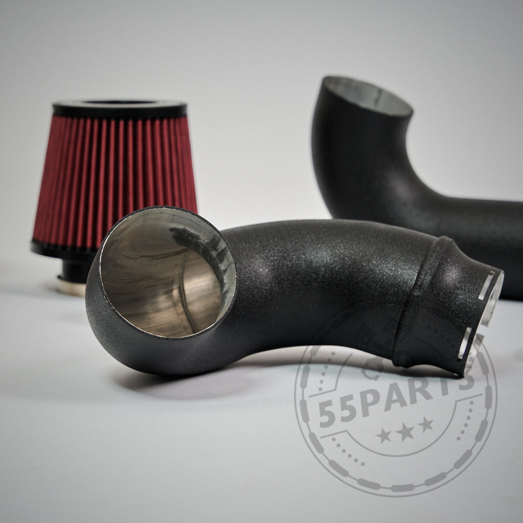 Schwarze Metall-Ansaugrohre und ein roter Kegel-Luftfilter aus der 55Parts Offenen Ansaugung Dual Cone Intake für BMW G87 M2, G80/G81 M3, G82/G83 M4 S58 (inkl. Teilegutachten) auf weißem Hintergrund mit Logo-Wasserzeichen.