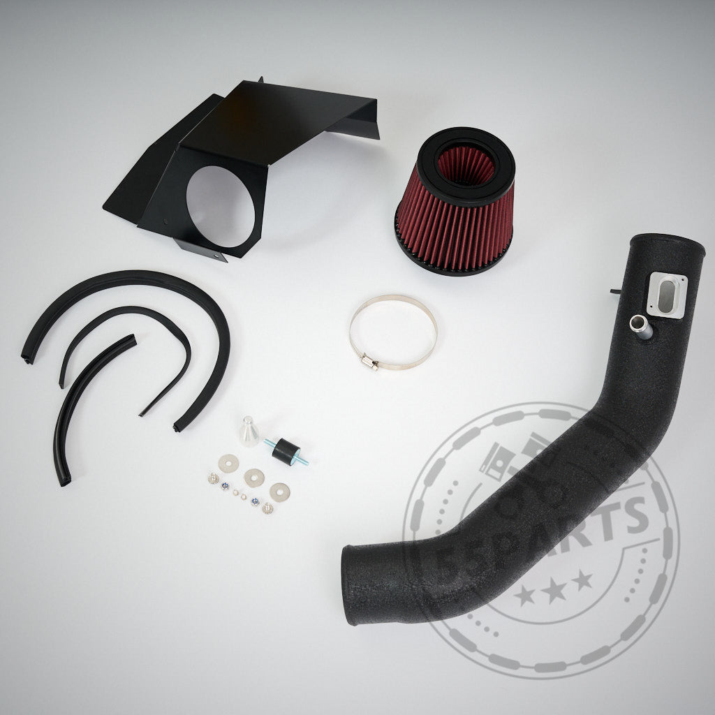 Die 55Parts Spezial-Ansaugung passend für BMW 1er F2x, 2er F2x, 3er F3x, 4er F3x und M2 F87 N55 enthält Filter, Schläuche, Halterung, Schläuche, Klemmen und Zubehör – ideal für eine FBO-Konfiguration. Präsentiert auf einer hellen Oberfläche. Marke: 55Parts.