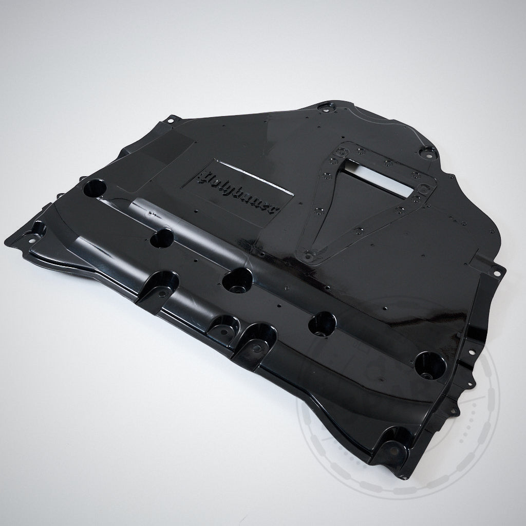 Schwarzer GFK-Unterboden inkl. Differential- und Getriebekühlung & Polybauer Automotive, entwickelt für Toyota GR Yaris. Mehrere Löcher auf hellgrauem Hintergrund dargestellt; Ideal für Kühlung Antriebsstrang.
