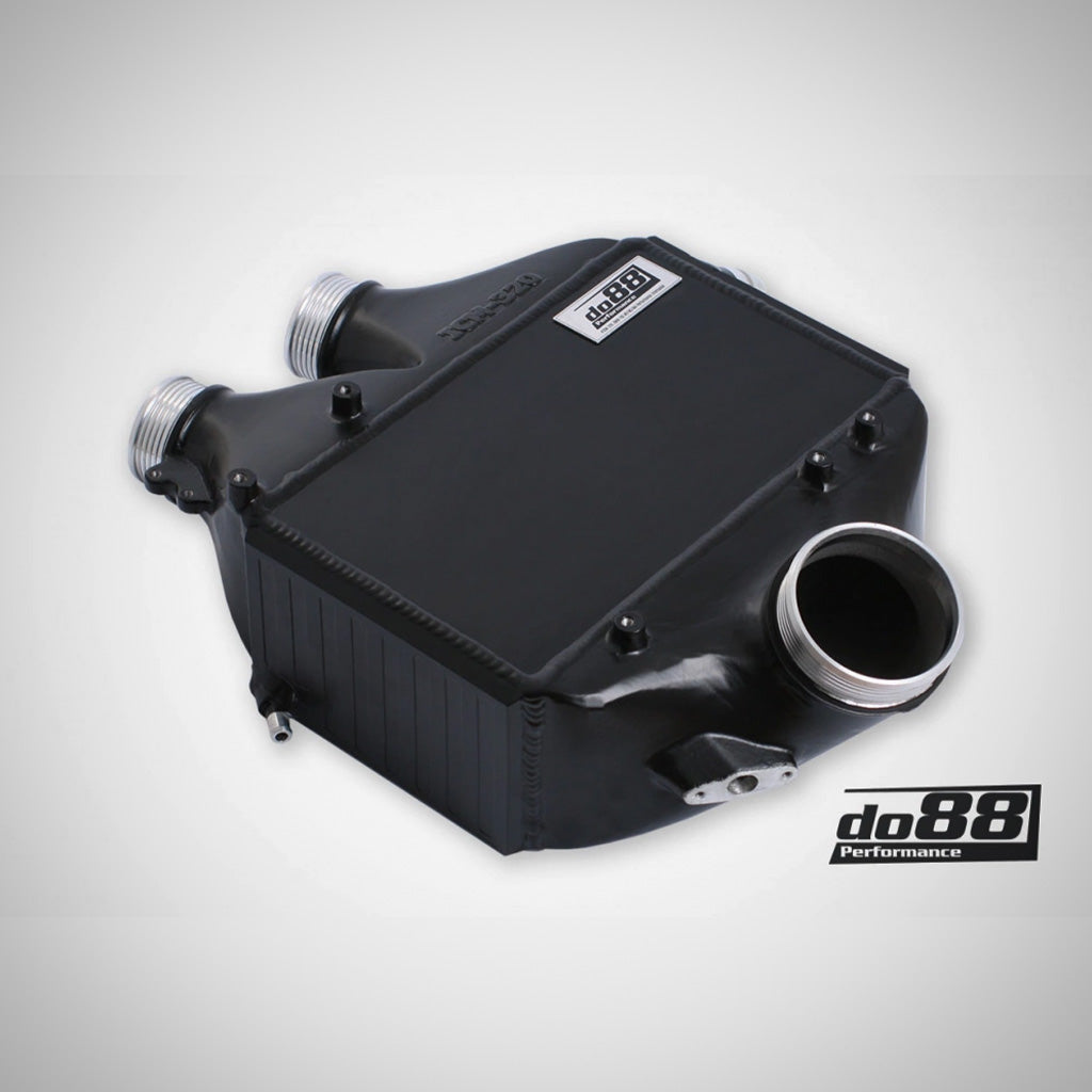 Der DO88 Performance Aluminium-Ladeluftkühler passend für BMW M2 Competition, M3 und M4 S55 wird mit Schläuchen, Klemmen und Anschlüssen auf einem hellen Hintergrund mit dem do88-Logo abgebildet.