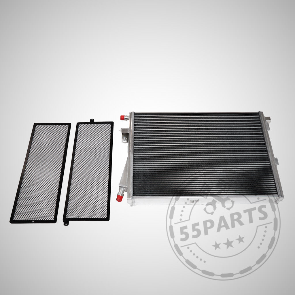 Der 55Parts Upgrade Kühlmittelkühler, mittig für den Ladeluftkreislauf am BMW G8X M2, M3, M4 mit S58 Motor inkl. Zubehör. Teilegutachten ist auf einem hellgrauen Hintergrund mit 55Parts Logo-Wasserzeichen abgebildet.