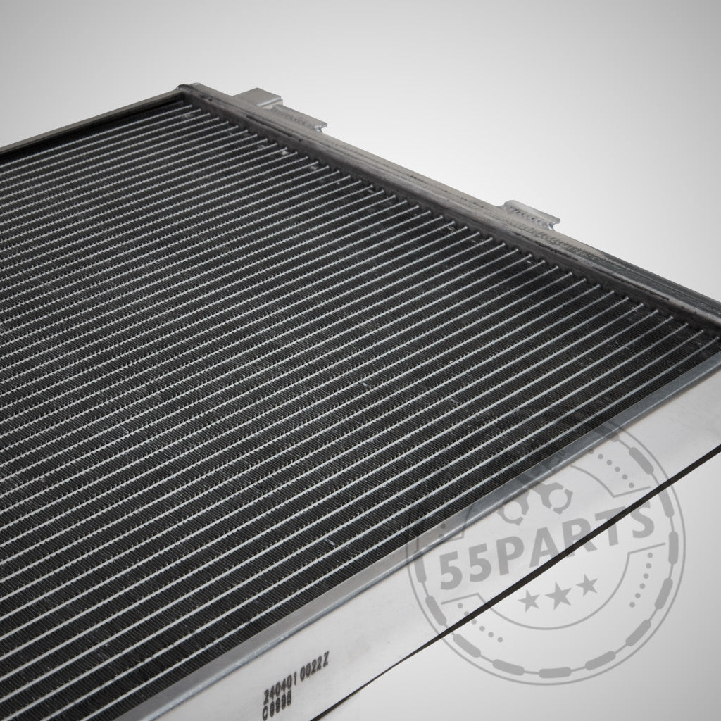 Der 55Parts Upgrade Kühlmittelkühler, mittig für den Ladeluftkreislauf am BMW G8X M2, M3, M4 mit S58 Motor inkl. Zubehör. Teilegutachten ist auf einem hellgrauen Hintergrund mit 55Parts Logo-Wasserzeichen abgebildet.
