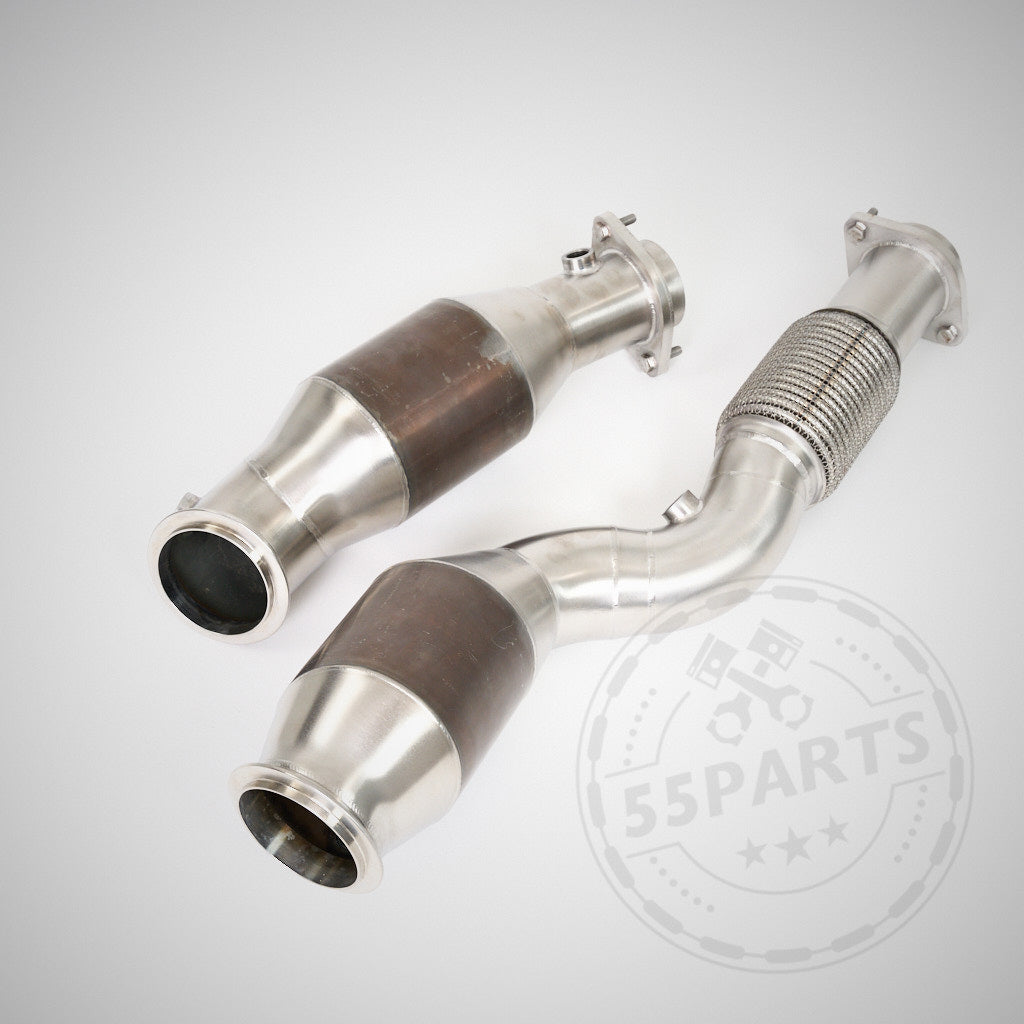 Zwei metallische High Flow Downpipes (mit 200 Zeller Euro 6 Katalysatoren) von 55Parts &amp; MH Pipes, entwickelt für BMW G87 M2, G80 M3 und G82 M4 S58, mit zylindrischen und gebogenen Profilen, werden auf einem einfarbigen Hintergrund dargestellt.