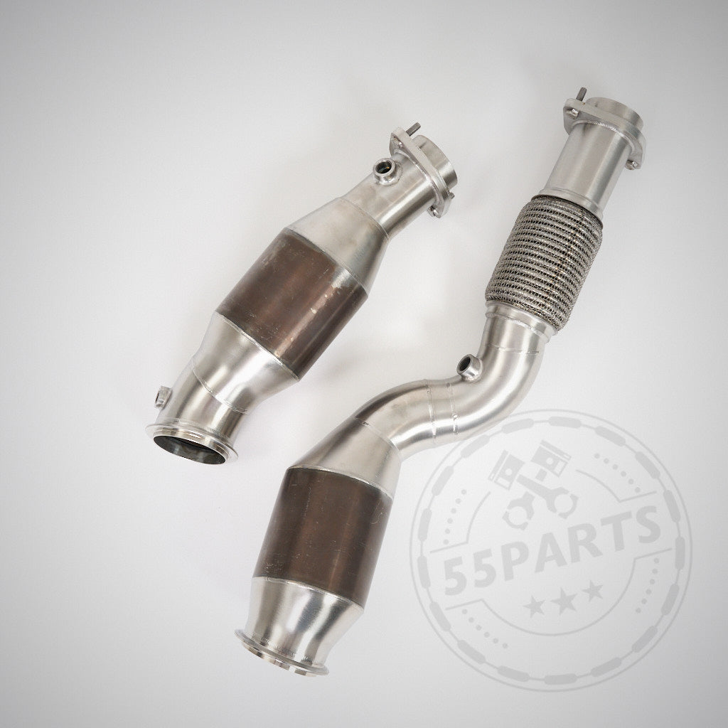Zwei High Flow Downpipes (mit 200 Zeller Euro 6 Katalysatoren) von 55Parts &amp; MH Pipes für BMW G87 M2, G80 M3, und G82 M4 S58 werden auf weißem Hintergrund mit dezentem Logo dargestellt.
