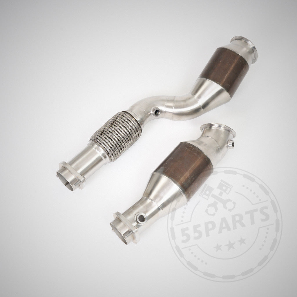 Zwei High Flow Downpipes (mit 200 Zeller Euro 6 Katalysatoren), passend für BMW G87 M2, G80 M3, G82 M4 S58 von 55Parts & MH Pipes mit Flex-Abschnitten, ideal für strömungsoptimierte Setups, auf hellem Hintergrund mit 55PARTS Wasserzeichen.